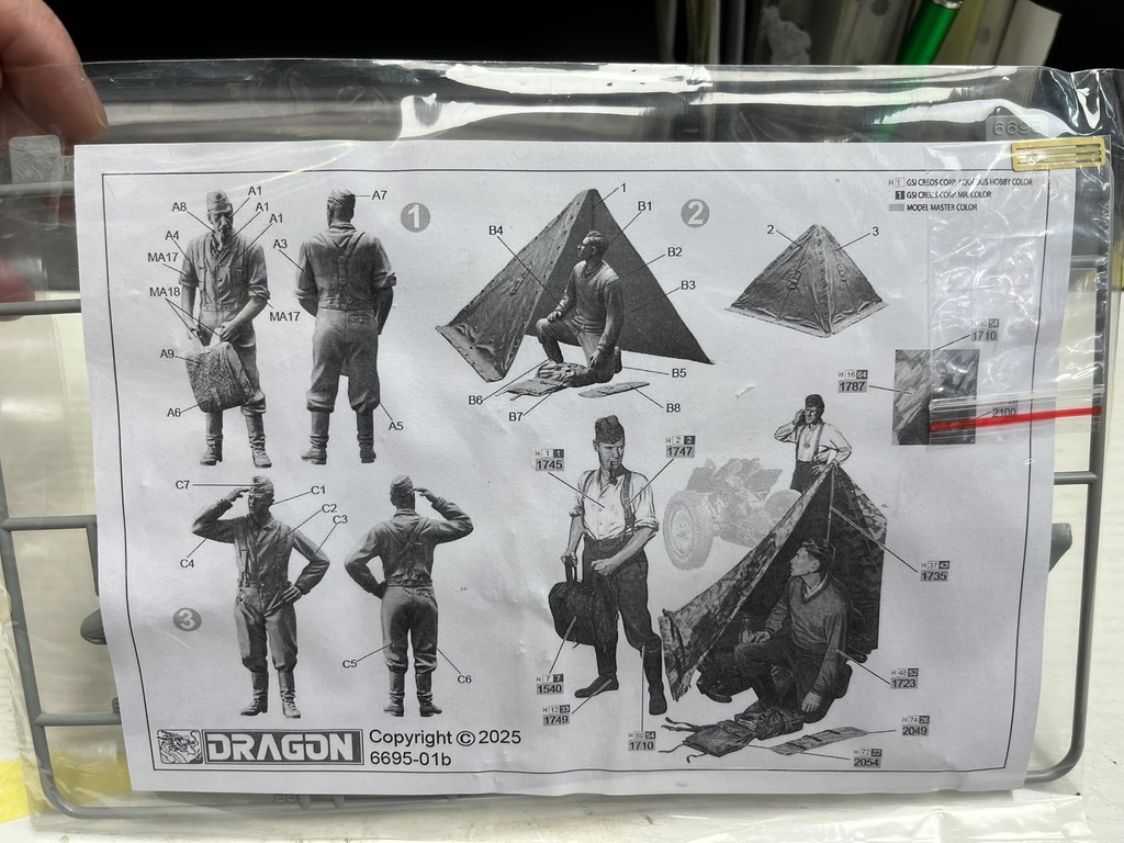  威龍 Dragon Models 6695 1/35 WW.II German Wehrmacht Bivouac (3 Figures Set with Zeltbahn)兵人 6695 德軍 “露營棚燒”