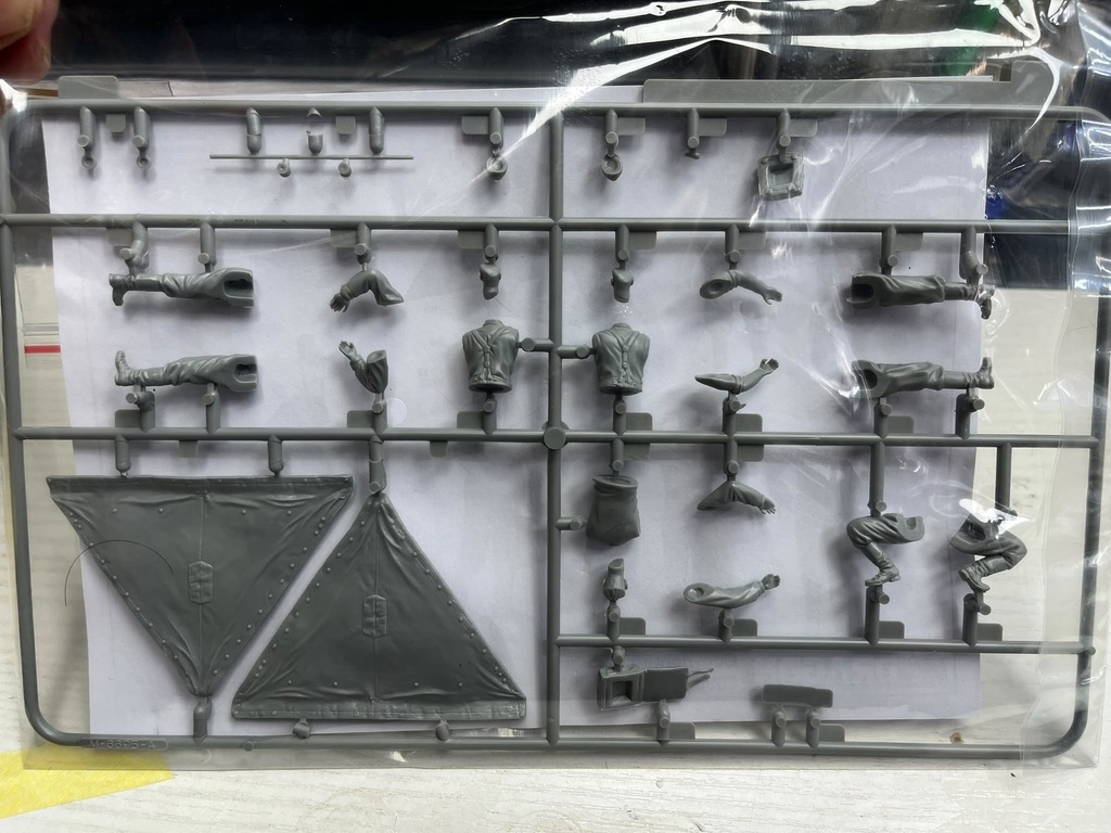  威龍 Dragon Models 6695 1/35 WW.II German Wehrmacht Bivouac (3 Figures Set with Zeltbahn)兵人 6695 德軍 “露營棚燒”